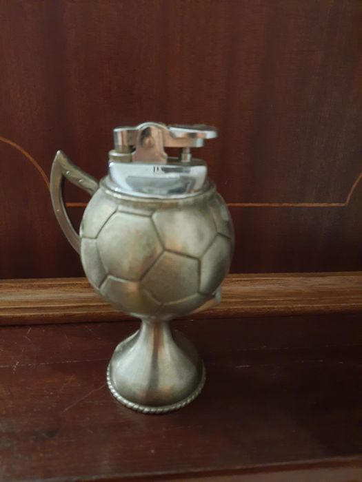 Isqueiro em forma de bola de futebol