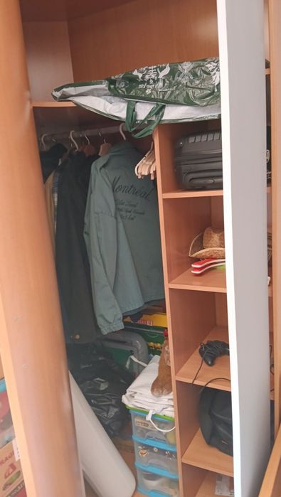 Cama e roupeiro de solteiro