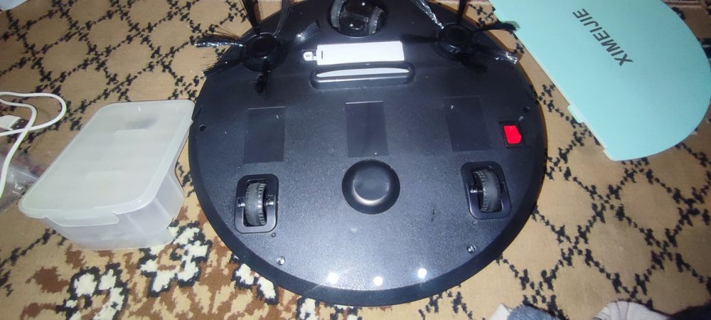 Робот пилосос робочий