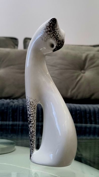 Sygnowana figurka „Siedzący kot” M. Naruszewicz Ćmielów, 1956 r.