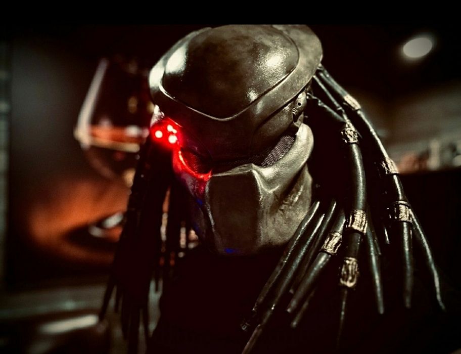 Máscara Predador Clássico Premium 1:1 com Luz