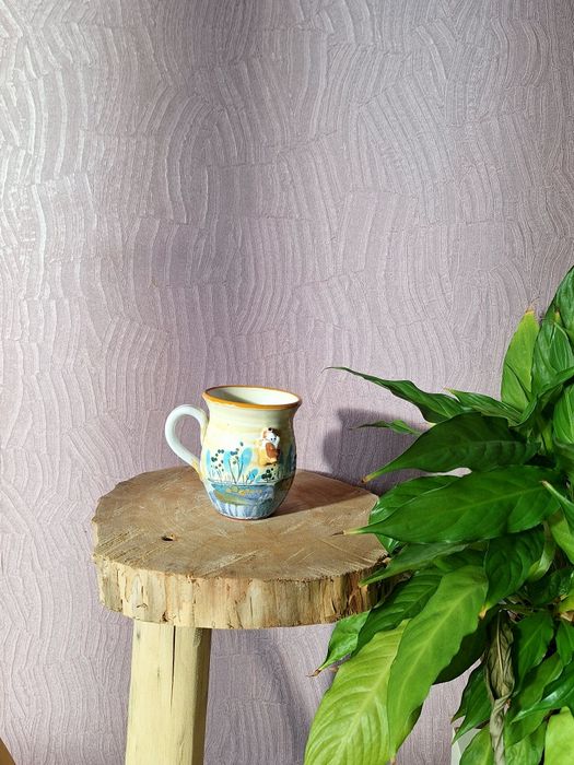 Ręcznie wykonany kubek z gliny – żółto-beżowy, z pieskiem, motyw wsi