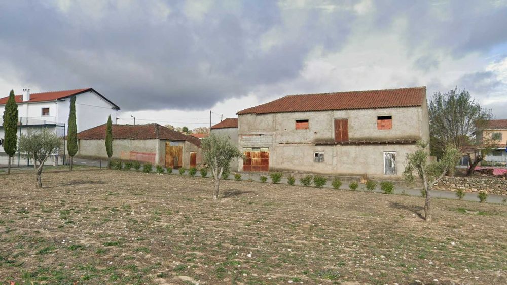 Edifício ~400 m² + lote ~750 m² para reconstrução - Vimioso, Bragança