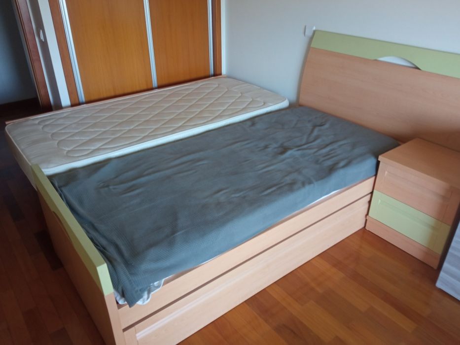 Cama + Mesa de cabeceira com 2 colchões