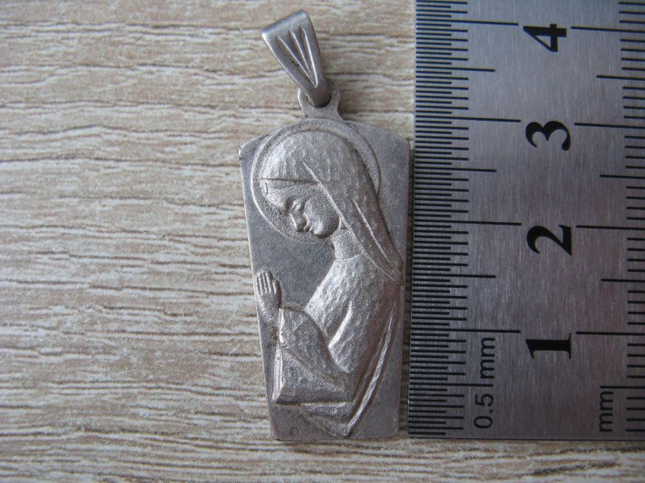 Ładny medalik z Matką Boską lata 50-60 XX wieku