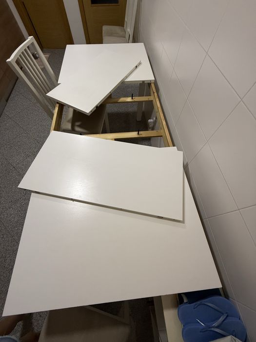 Mesa extensível com 4 cadeiras