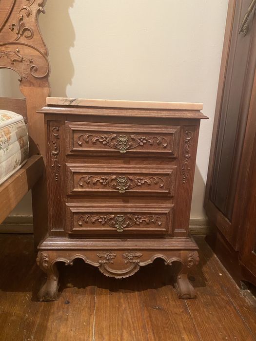 Cama centenária Barroca com mesinhas de cabeceira com mármore