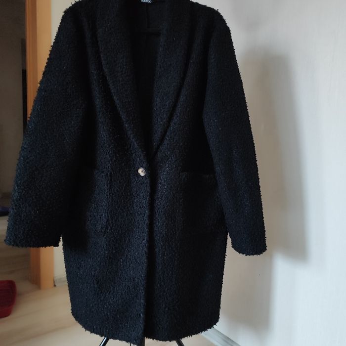 Чорне букльоване пальто