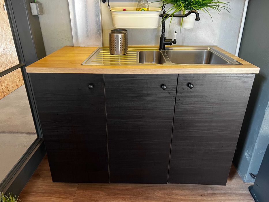 Kitchenette completa com armários, lava-loiça e bancada