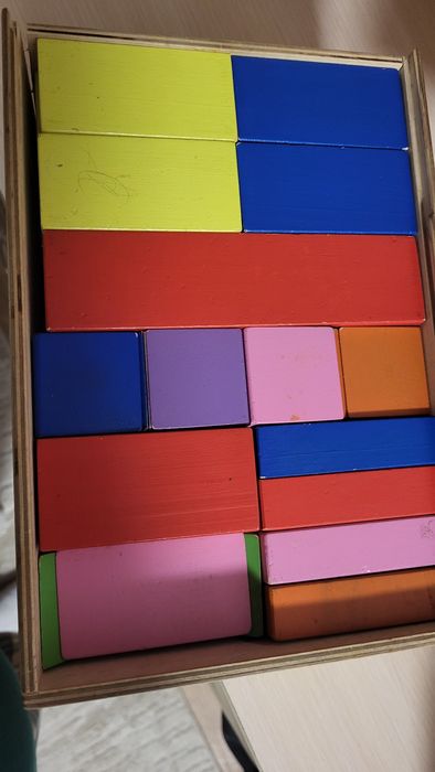 Дерев'яні кубики в дерев'яному боксі