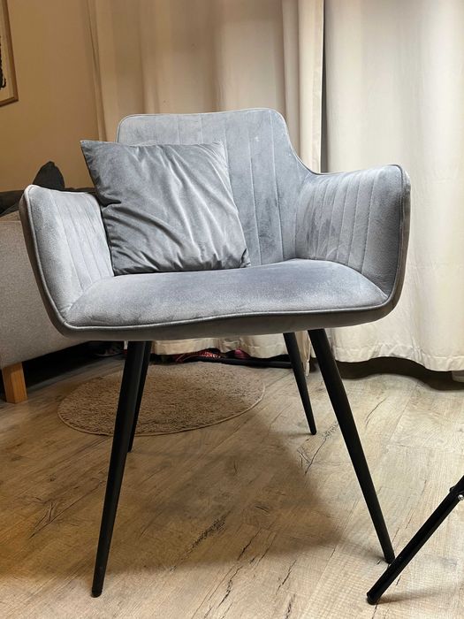 Krzesło tapicerowane szary welur z ozdobną poduszką dostepne 3 sztuki