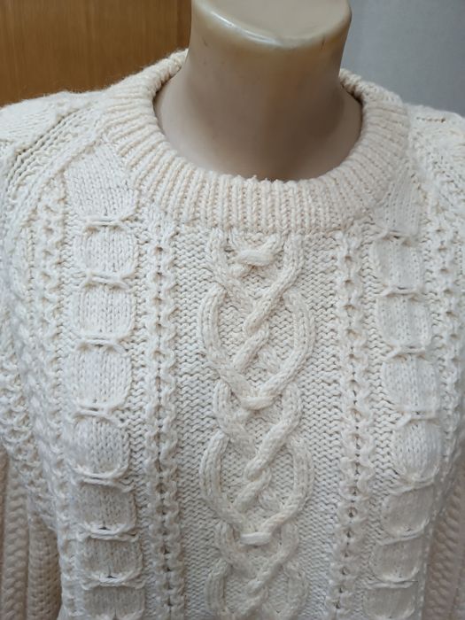 Свитер из натуральной шерсти, ручной вязки.