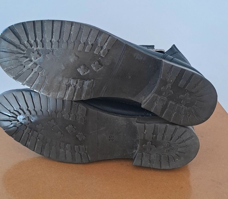 Botins pretos em pele tam 39,muito confortáveis e quentinhos