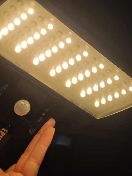Luz exterior com painel solar