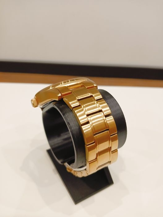 GUESS Gold Elegance – Klasa, Styl i Blask w Jednym!