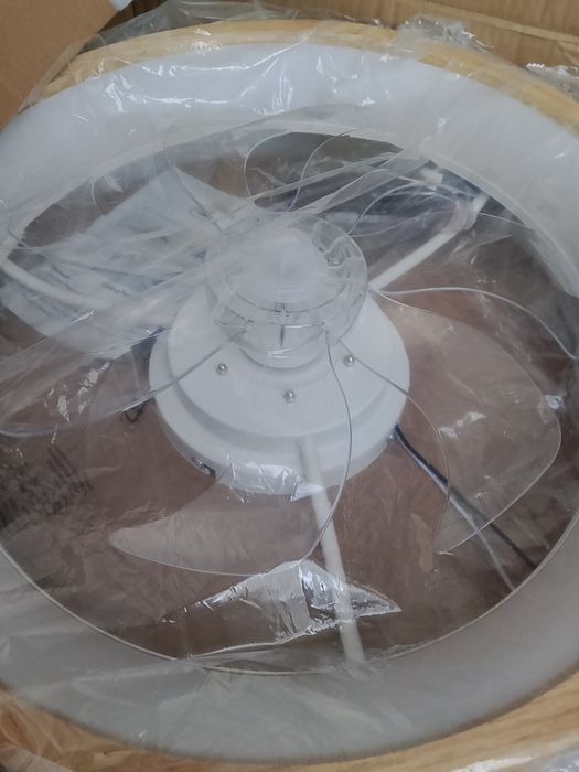 Lampa sufitowa z wiatrakiem