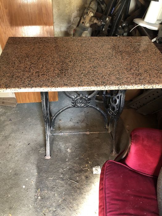Mesa de maquina de costura com pedra marmore