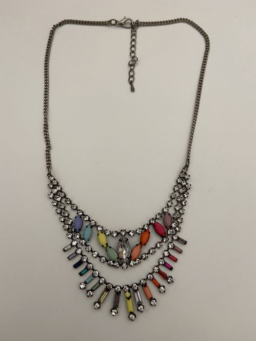 Colar pedras coloridas e brilhantes Parfois