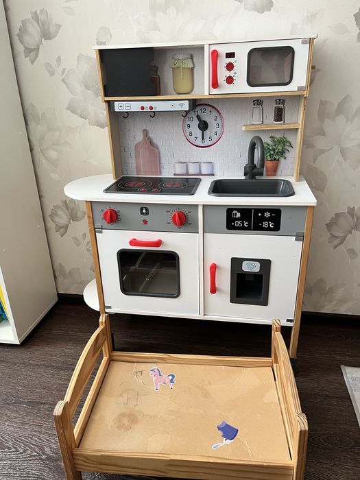 Кухня дитяча Ikea і ліжко для кукли.