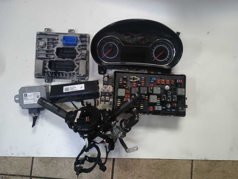 Komputer silnika Opel Insignia A 1,6 cdti 2015r. Zestaw startowy