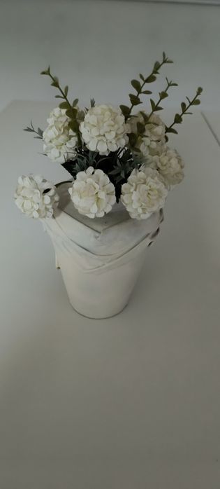 Jarra tamanho pequeno com flores artificiais. Usado