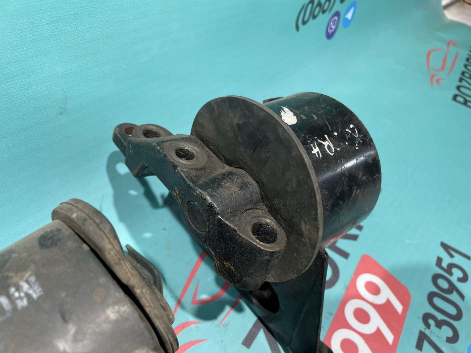 Подушка двигуна кронштейн Nissan X trail T30 Х трейл Т30