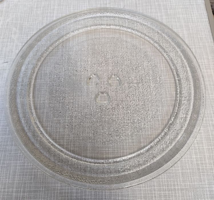 Dois pratos de microondas de 24,5 cm e rodízios