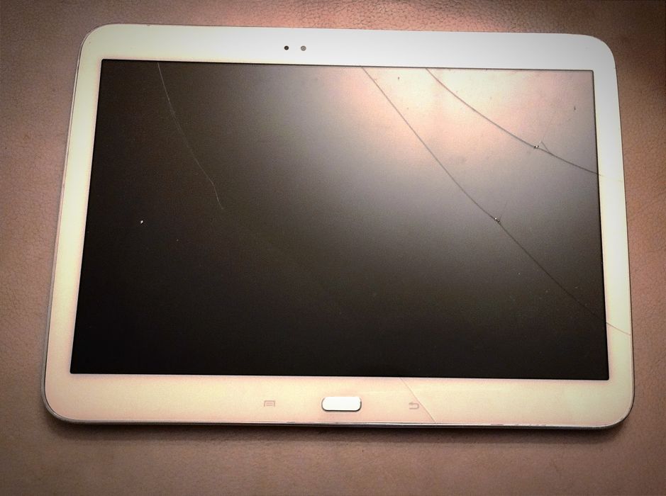 Tablets e telemóvel para peças.