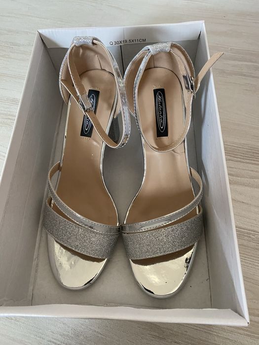 Sandałki na słupku