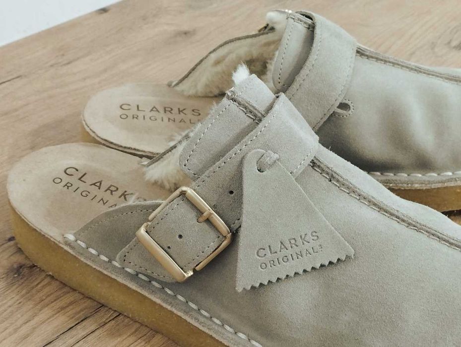 Beżowe zamszowe klapki Clarks Originals Trek Mule rozmiar 45
