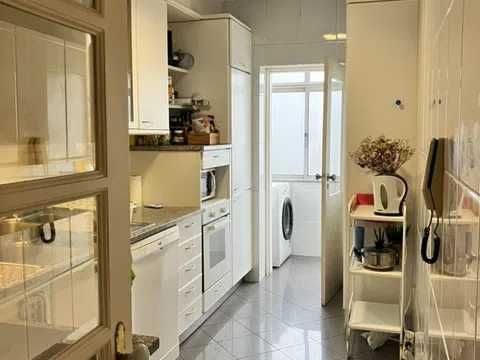 Espaçoso (140m2) T2 duplex disponível na zona de Cedofeita (Rua de Antero Quental), Porto.