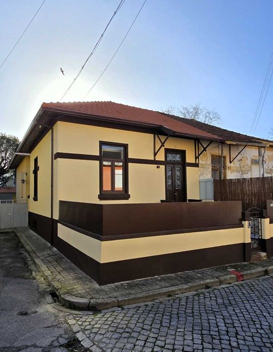 Moradia T2 Renovada + Amplo Salão c/ Luz Natural