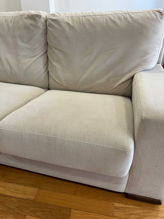 Sofá creme de dois lugares em bom estado