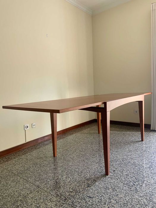 Mesa de Jantar com 6 cadeiras.