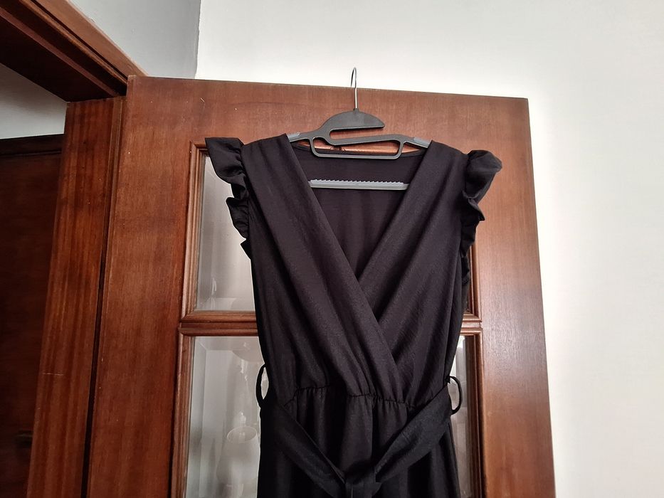 Vestido preto com folho
