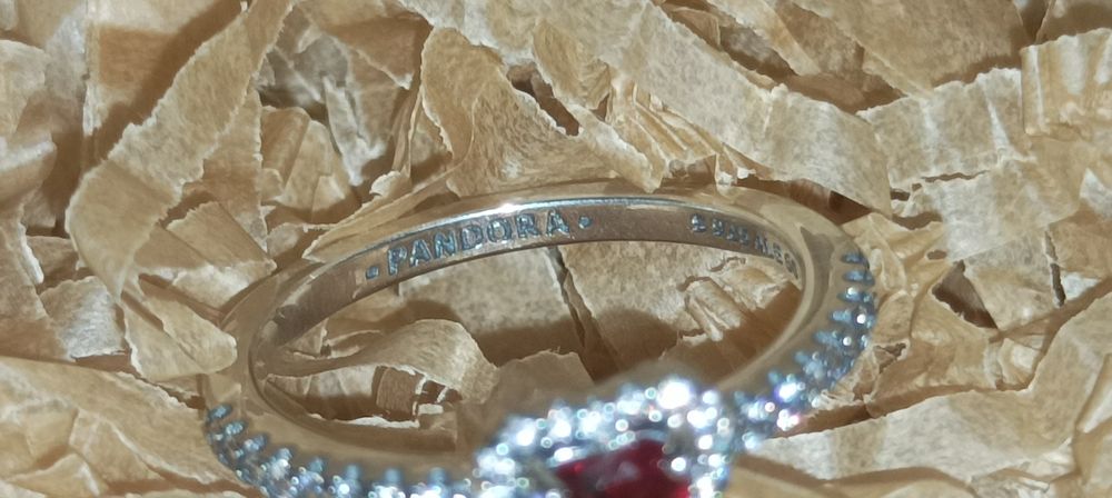 Продам кільце Pandora червоне серце