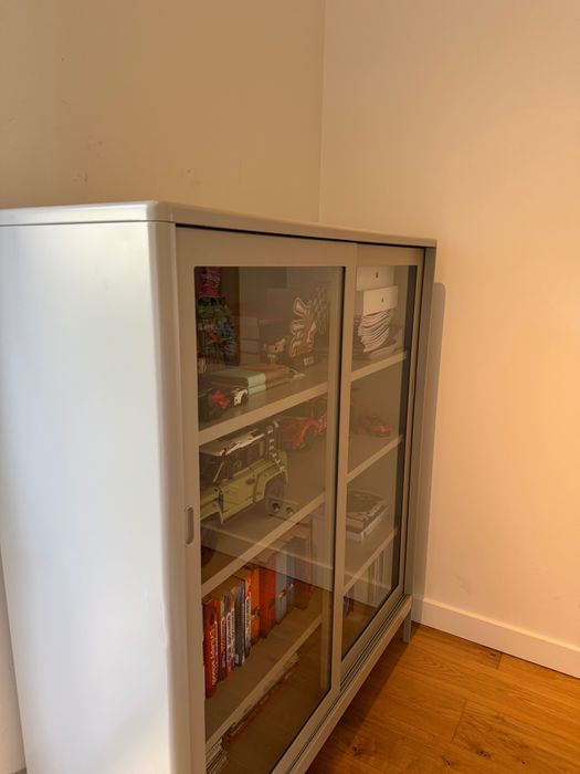 Ikea Idasen Prateleira com portas em vidro