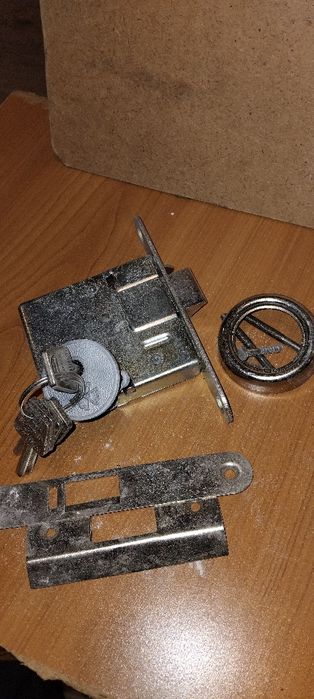 Продам врезной замок-защолка для входных дверей калитку.