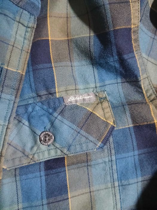 Camisa ao xadrez, em tons de azul e verde de poliester
