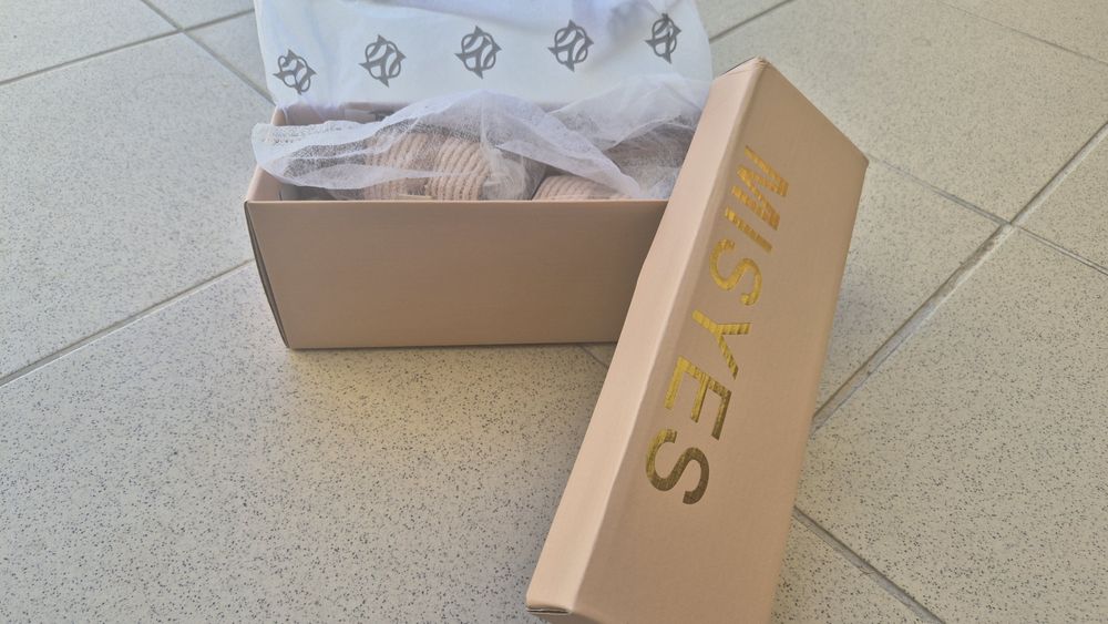Sandálias Chinelas Rasas bege com detalhe dourado — Tamanho 36