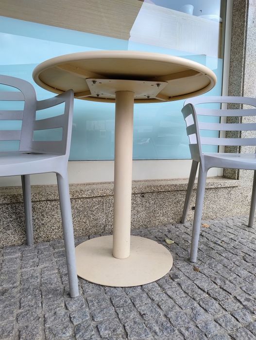 Mesa de metal redonda bege bistro / café (2 unidades)