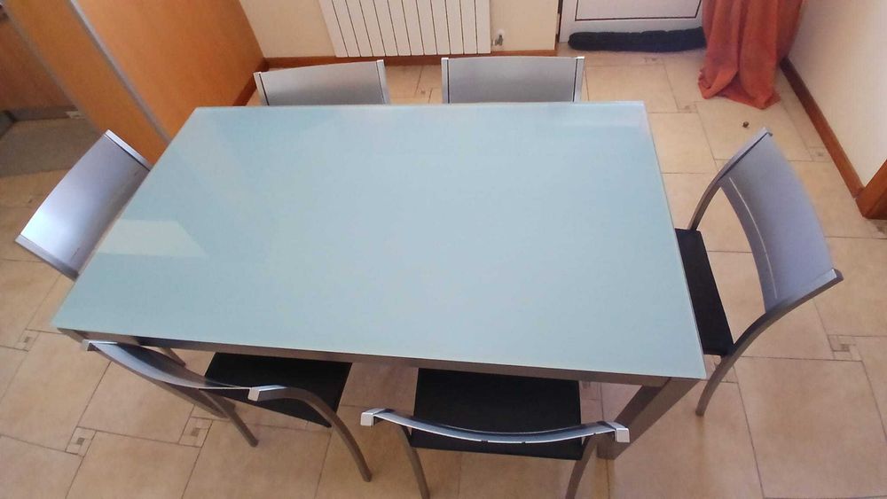 Mesa de cozinha com 6 cadeiras.