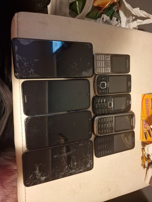 Zestaw starych telefonów