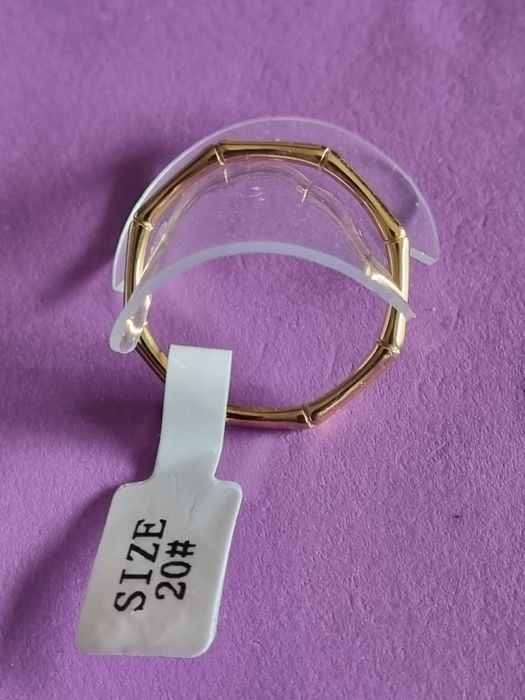 Anel/aliança dourado, em aço, estilo "cana de bambu". T20bambu