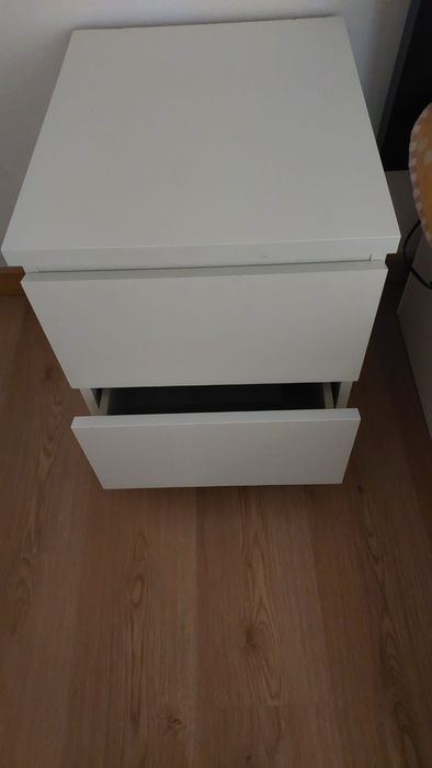 Duas mesas de cabeceiras brancas.