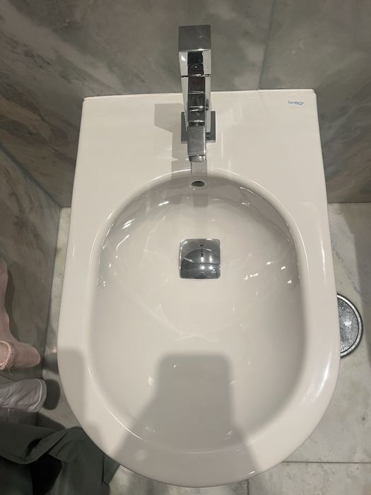 Bidé suspenso + torneira + válvula