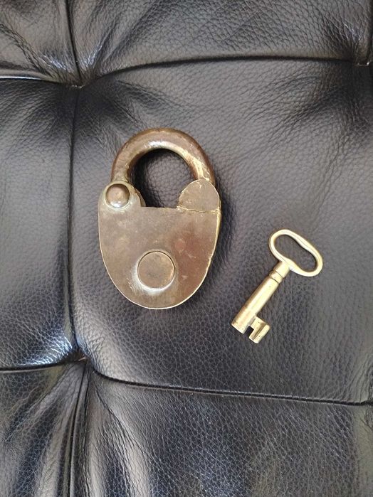 Cadeado século XIX. Completo com chave. Funcional.