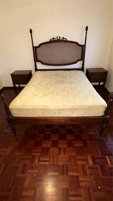 Cama vintage muito boa