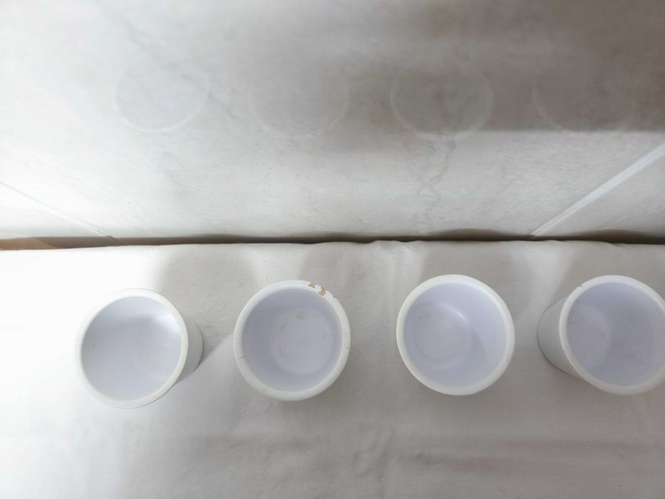 4 pequenos vasos cerâmica usados