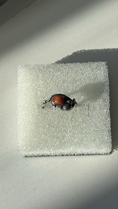 Srebrny stary pierścionek z koralem